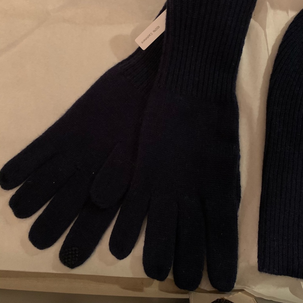 🎉🥳HP 9/21/21🥳🎉 Cashmere Gloves and Hat